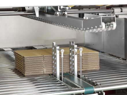 Páskování kartonu TP-CIL inteligentní posunovac