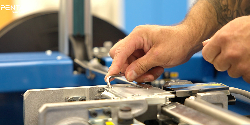 servis-obalove-techniky Servisní technik provádí opravu balicího stroje v rámci servisu obalové techniky.