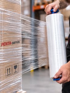 Napínání ruční stretch fólie pomocí odvíječe