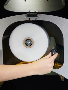 Řezaná strojní stretch fólie použita v horizonálním ovinovacím stroji NELEO