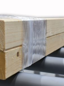 Řezaná strojní strech fólie vhodná pro ovíjení dřevěných trámků pomocí horizontálního ovíjecího stroje.