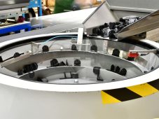 Přišel čas automatizovat balení? 6 signálů, že ruční práce brzdí váš provoz 5 Automatizace balení_automaticke založení rohovníků